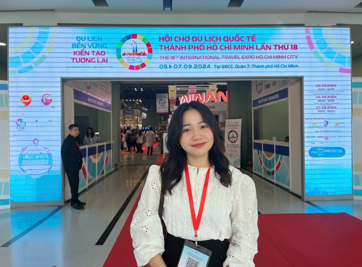 Đội ngũ VIETNAM BOOKING TOUR cùng khách hàng